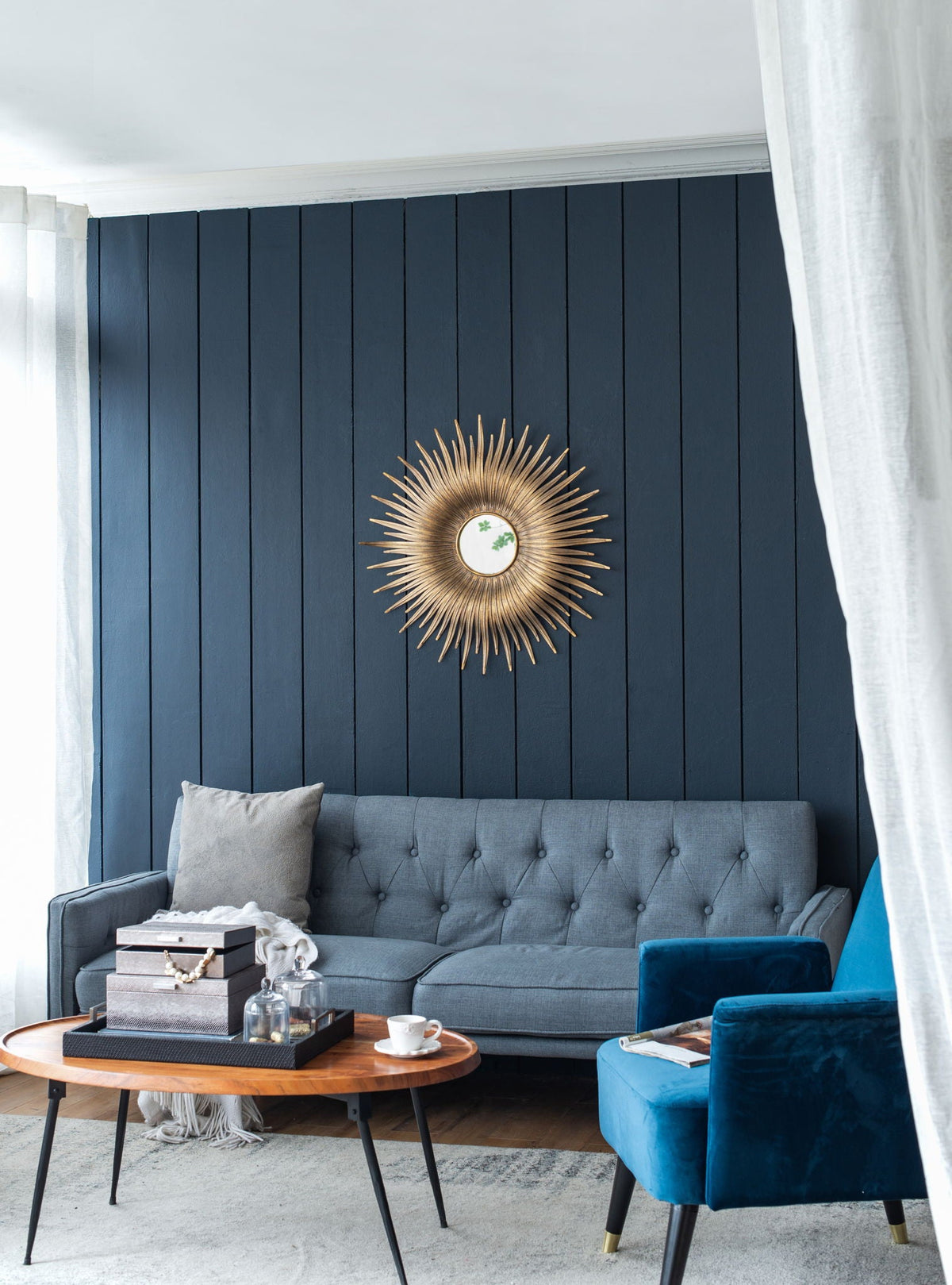 Retro Sunburst Metal Wall Mirror with Decorative Design - Gold