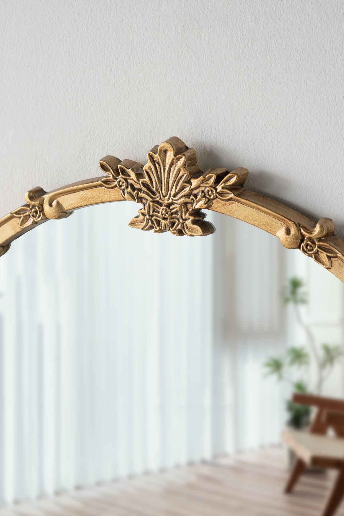 Round Wall Mirror with Decorative Leaf Crest - Gold