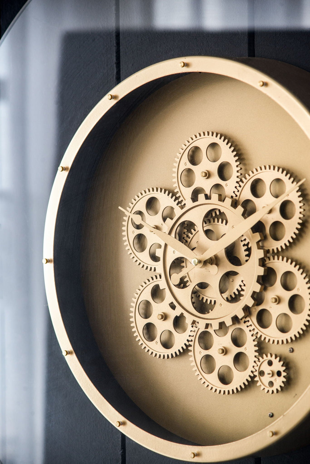 Round Moving Gear Wall Clock with Roman Numerals - Multicolor