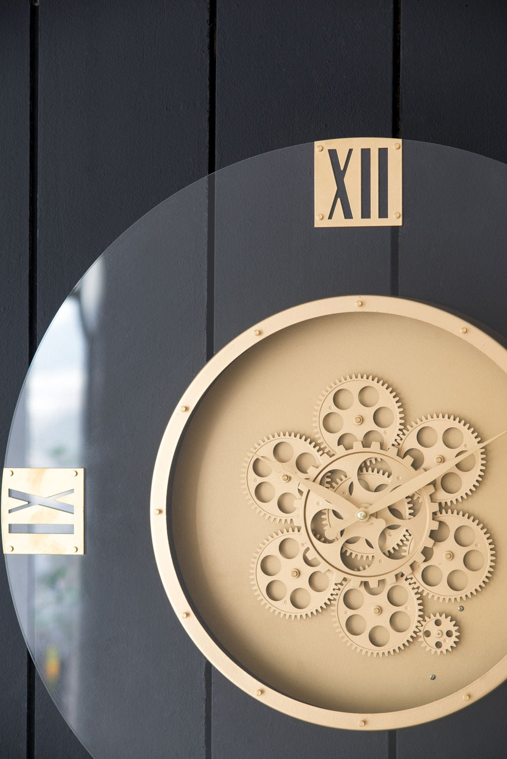 Round Moving Gear Wall Clock with Roman Numerals - Multicolor