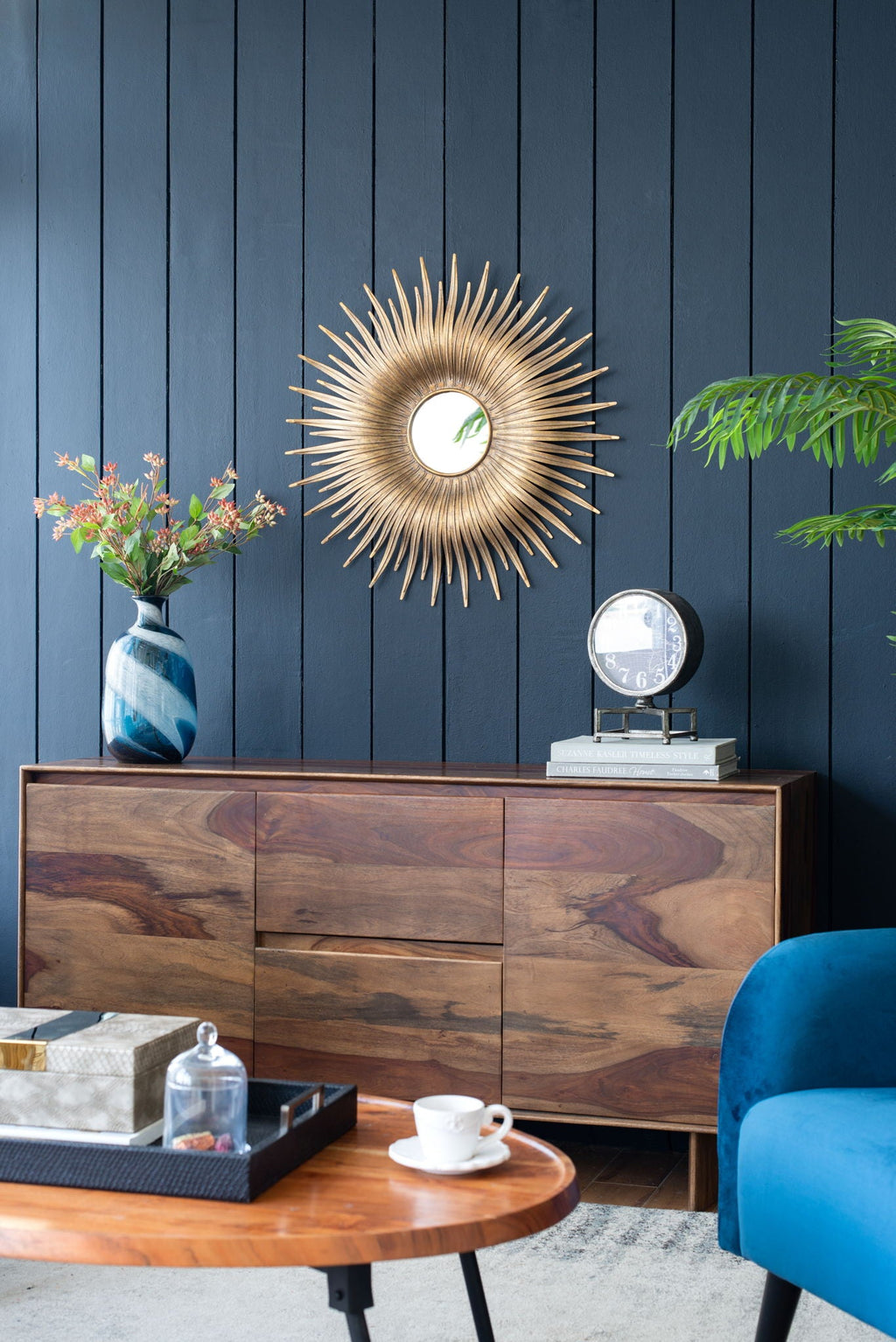 Retro Sunburst Metal Wall Mirror with Decorative Design - Gold