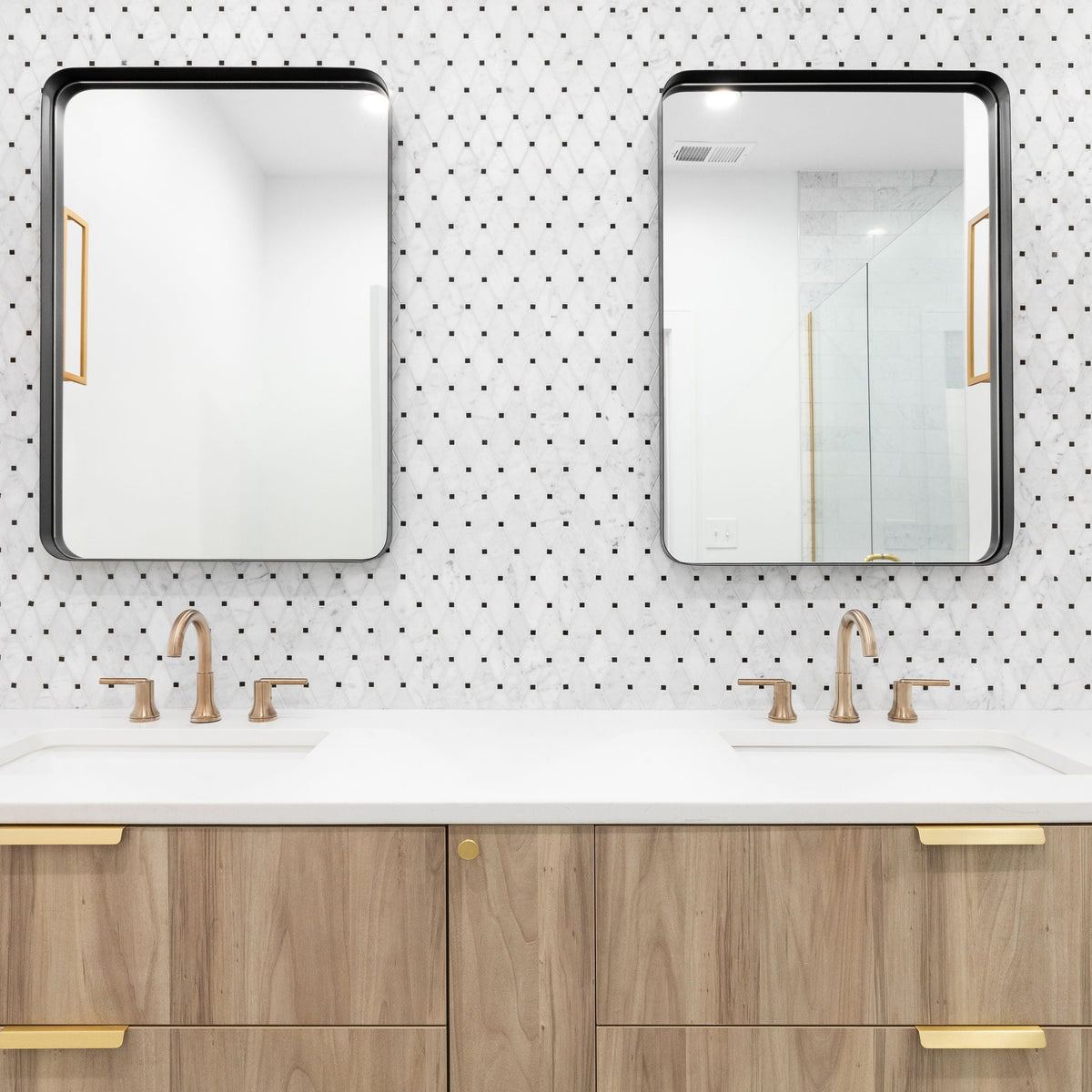 Rectangular Metal Framed Wall Mirror with Modern Design - Black