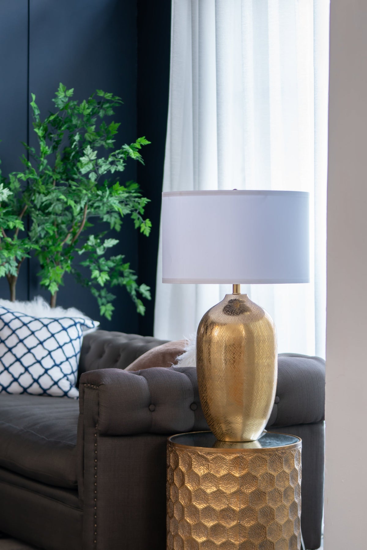 Round Aluminum Table Lamp with White Fabric Shade - Gold
