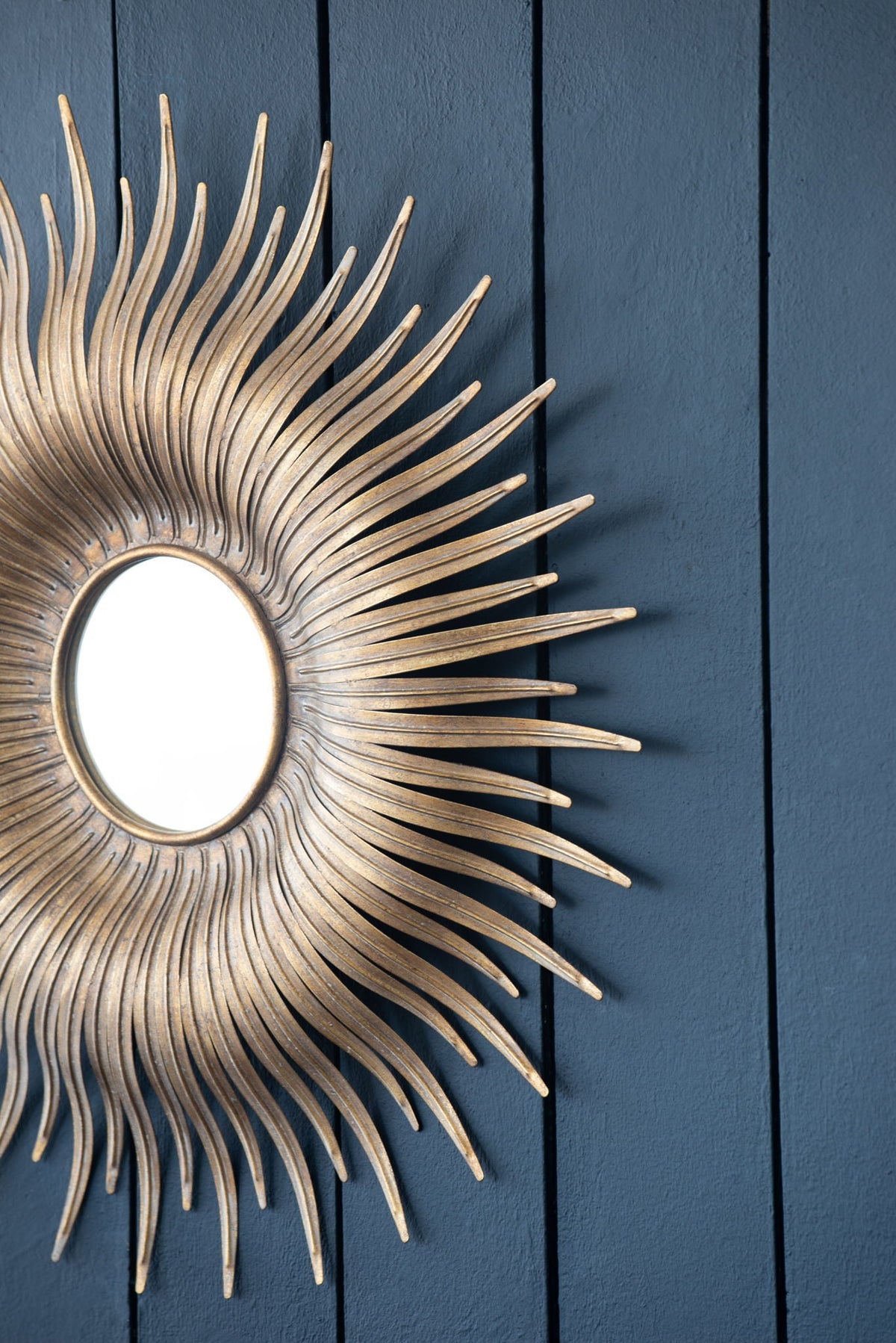 Retro Sunburst Metal Wall Mirror with Decorative Design - Gold