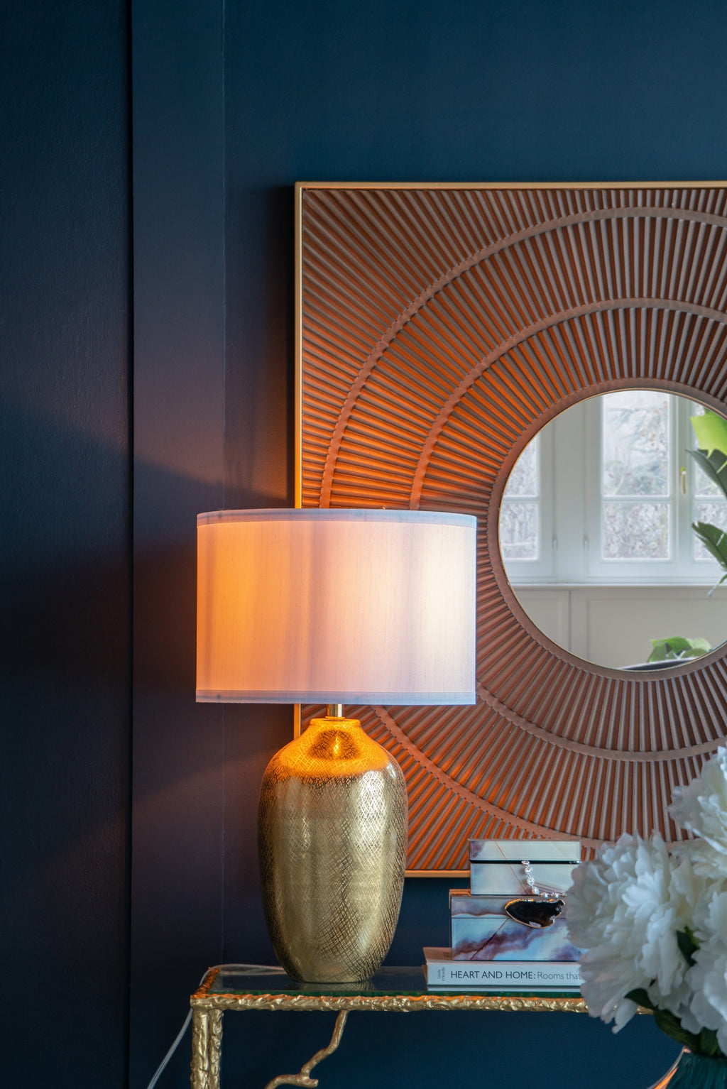 Round Aluminum Table Lamp with White Fabric Shade - Gold