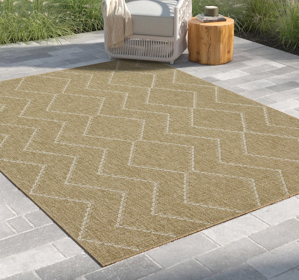 Jute/White Indoor/Outdoor Area Rug with Modern Diamond Motif - 5'3" x 7'3"